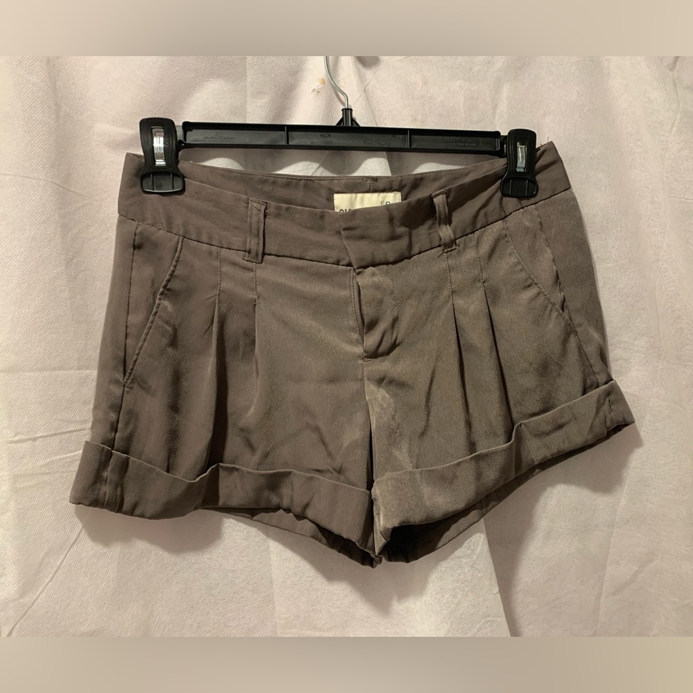 Old Navy Womens 6 Green Dress Shorts Pleated Front Low Rise Pockets Cuffed